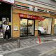 Shinjuku: automobile entra di prepotenza in un 7-Eleven