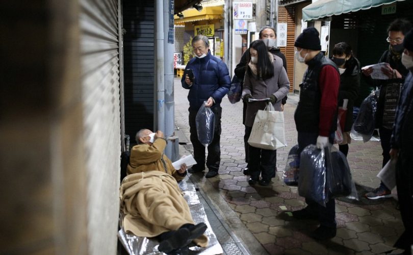 Giappone: un uomo distribuisce 16.000 sacchi a pelo ai senzatetto di Osaka