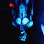 Esorcizziamo il male a colpi di glowstick nel nuovo horror di Tadasumen