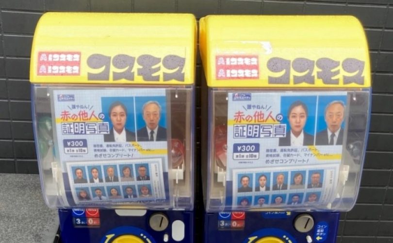 Stranezze dal Giappone: ecco il gacha con fototessere di sconosciuti