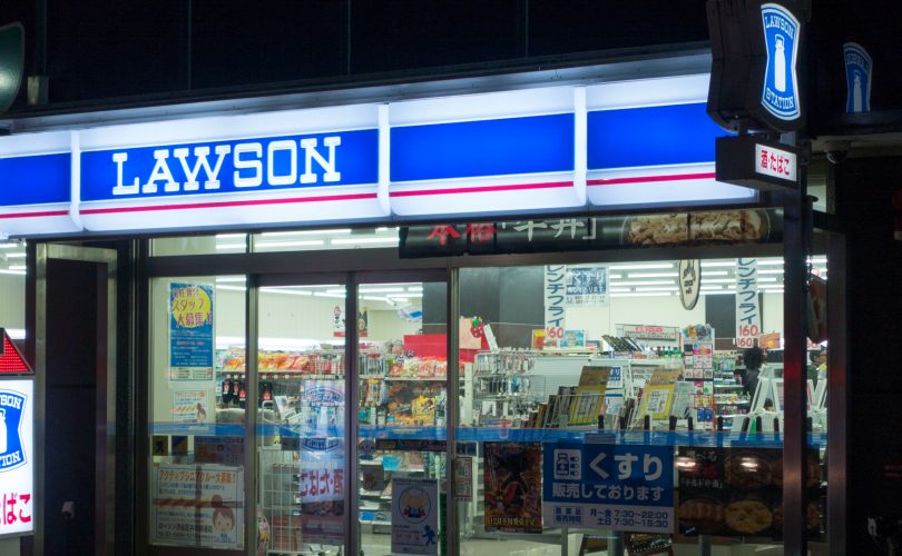 Lawson: dipendenti del conbini costretti ad acquistare i prodotti